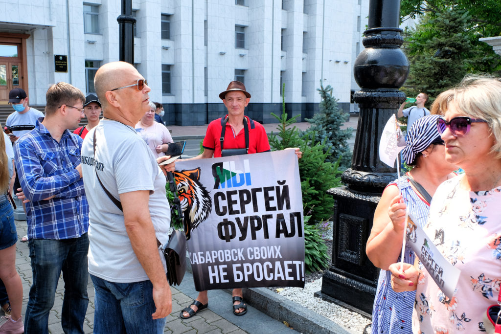 Фредди, который раньше употреблял наркотики, с плакатом в поддержку Фургала