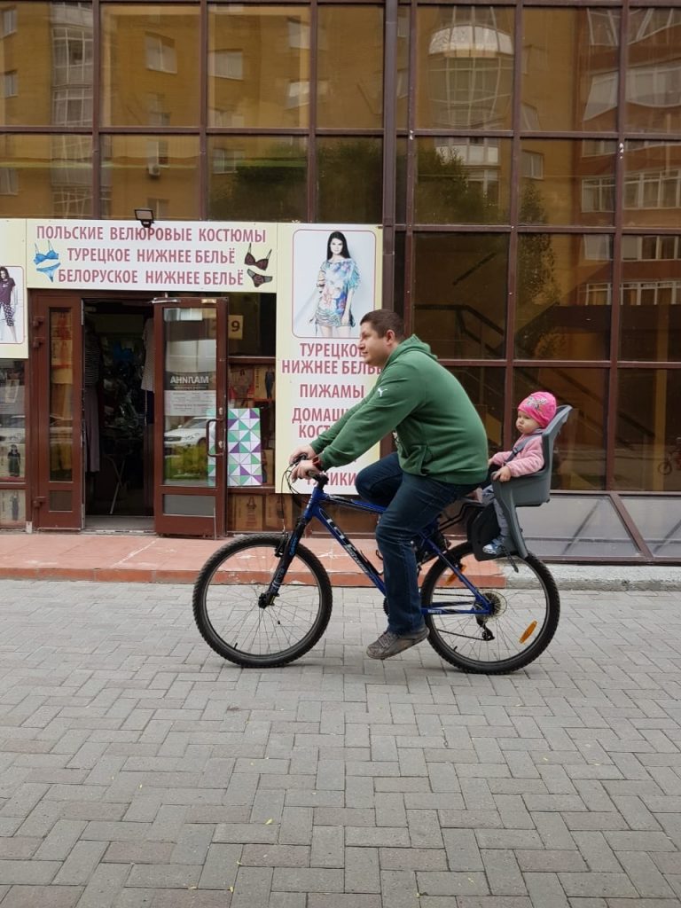 Юрий в  декрете с ребенком