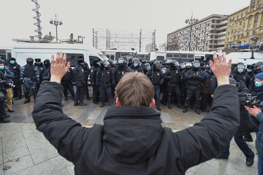 Полиция и автозаки на митинге, после которого можно обратиться в бот психологической помощи