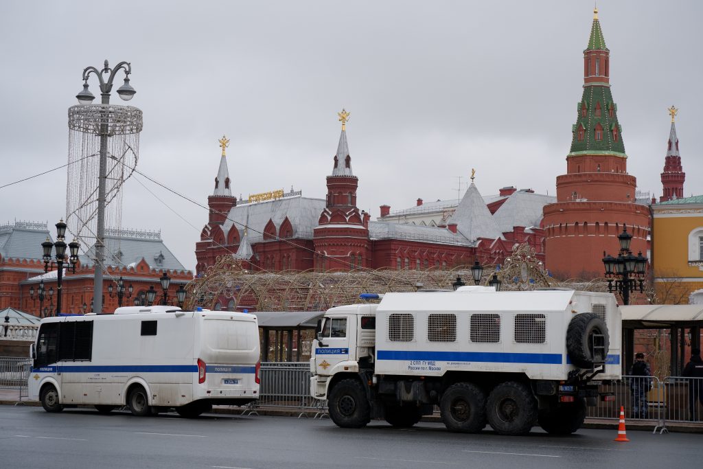 «Он достал бутылку с теплой мутной жидкостью, вылил мне на челку и сказал, что я обоссанная»