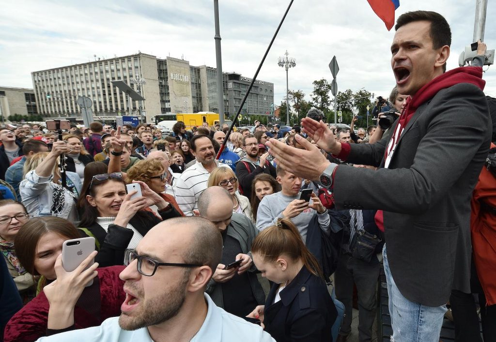 Илья Яшин перед толпой протестующих на Пушкинской площади