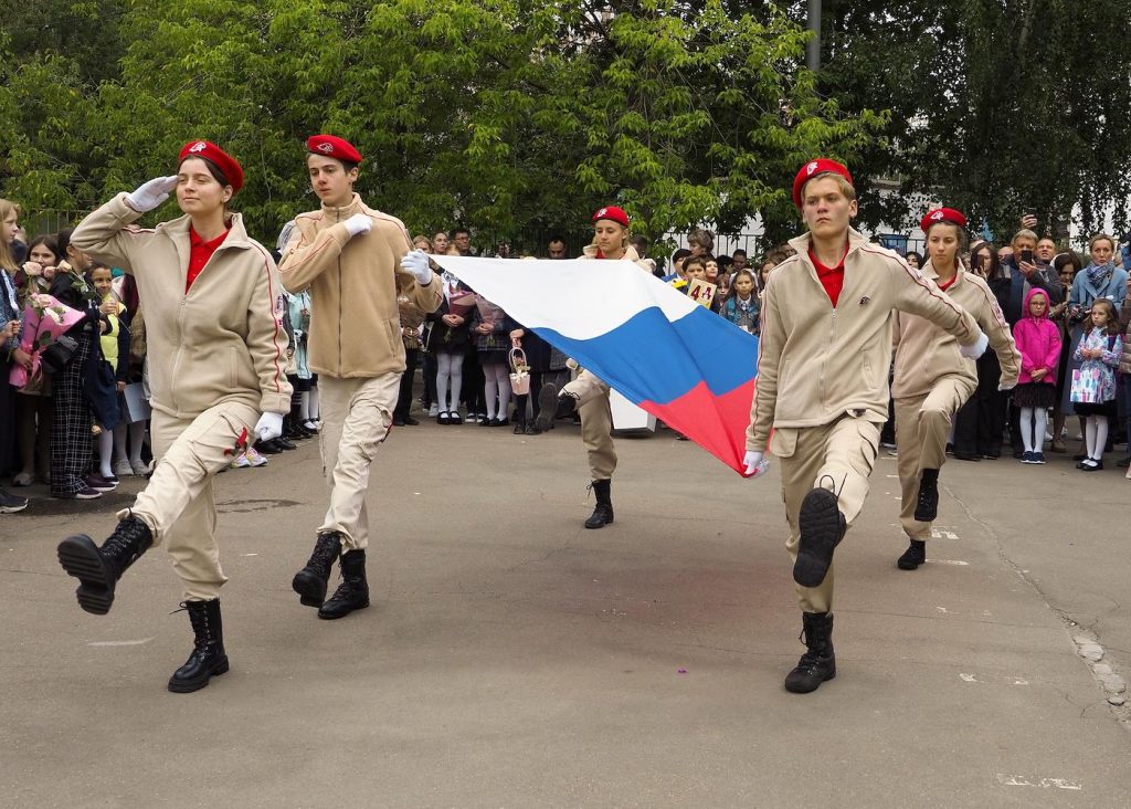 Поют гимн, поднимают флаг, учат патриотизму