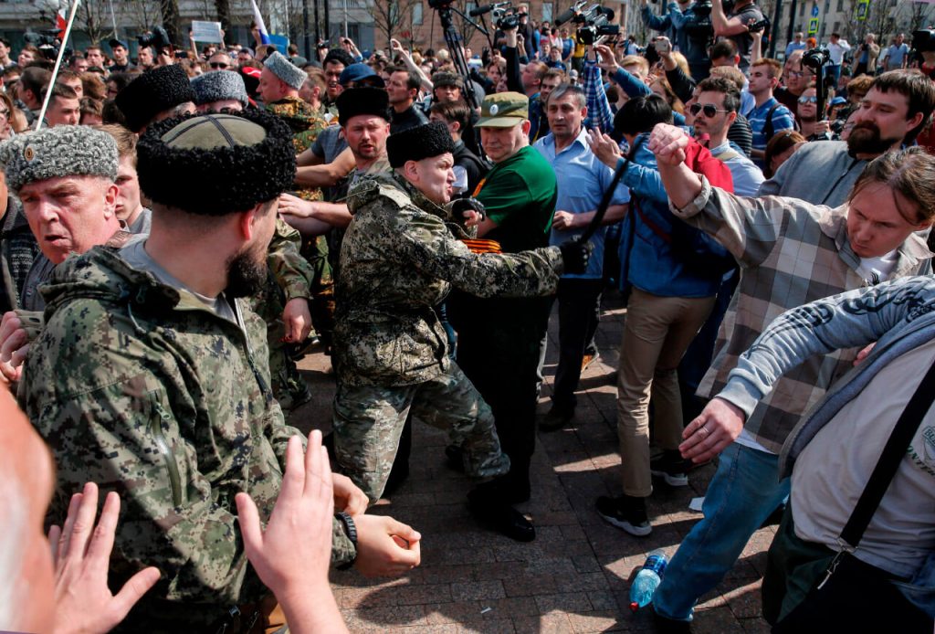 Казаки разгоняют нагайками акцию протеста перед инаугурацией Владимира Путина в Москве, 5 мая 2018 года