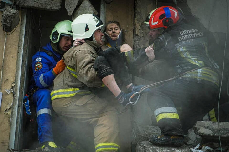 Екатерину Зеленскую, попавшую под удар по Днепру, выносят раненой из-под завалов