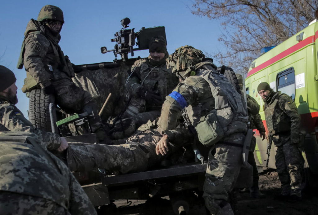 Эвакуация раненных украинских военнослужащих в Бахмуте