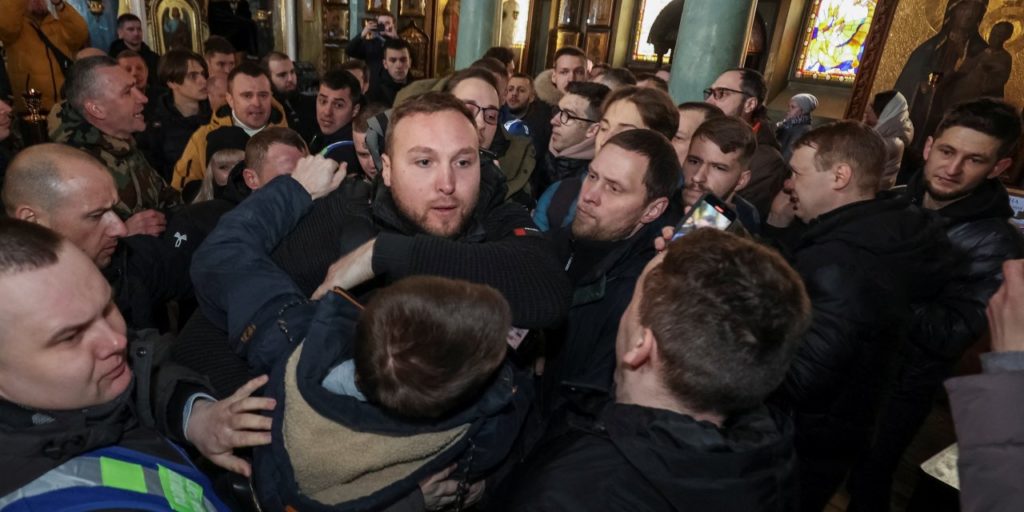 Рейдерский захват, давление со стороны патриотов и следы Москвы