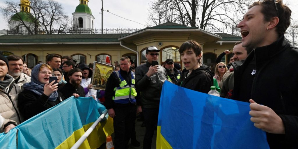 Рейдерский захват, давление со стороны патриотов и следы Москвы