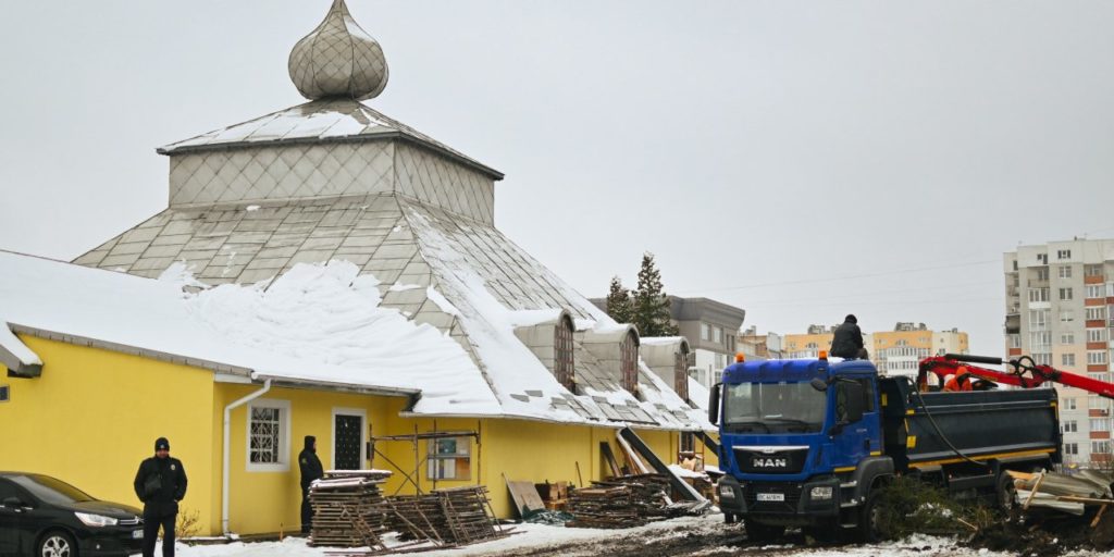 Рейдерский захват, давление со стороны патриотов и следы Москвы