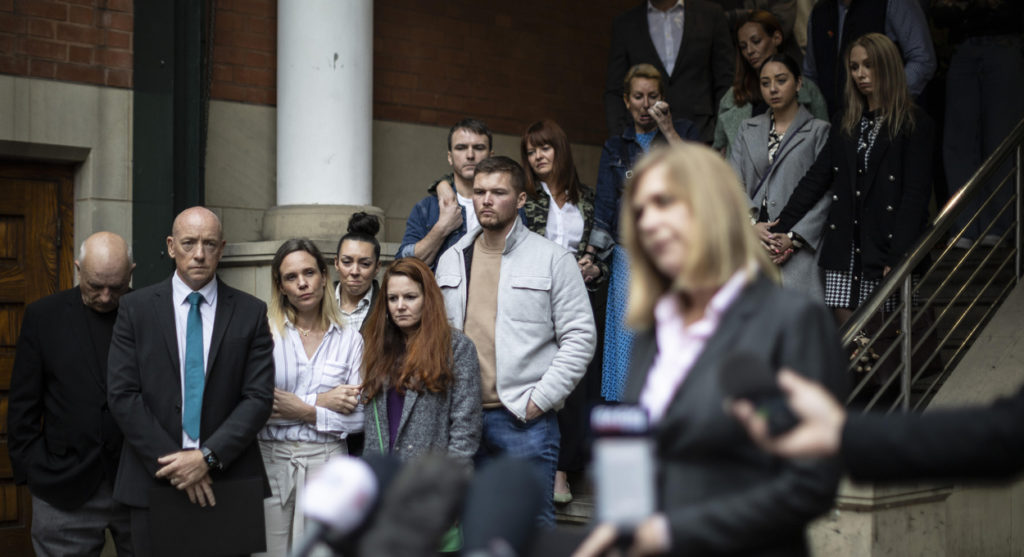 Семья убитого Лиама Смита в здании суда. Неудачное тиндер-свидание