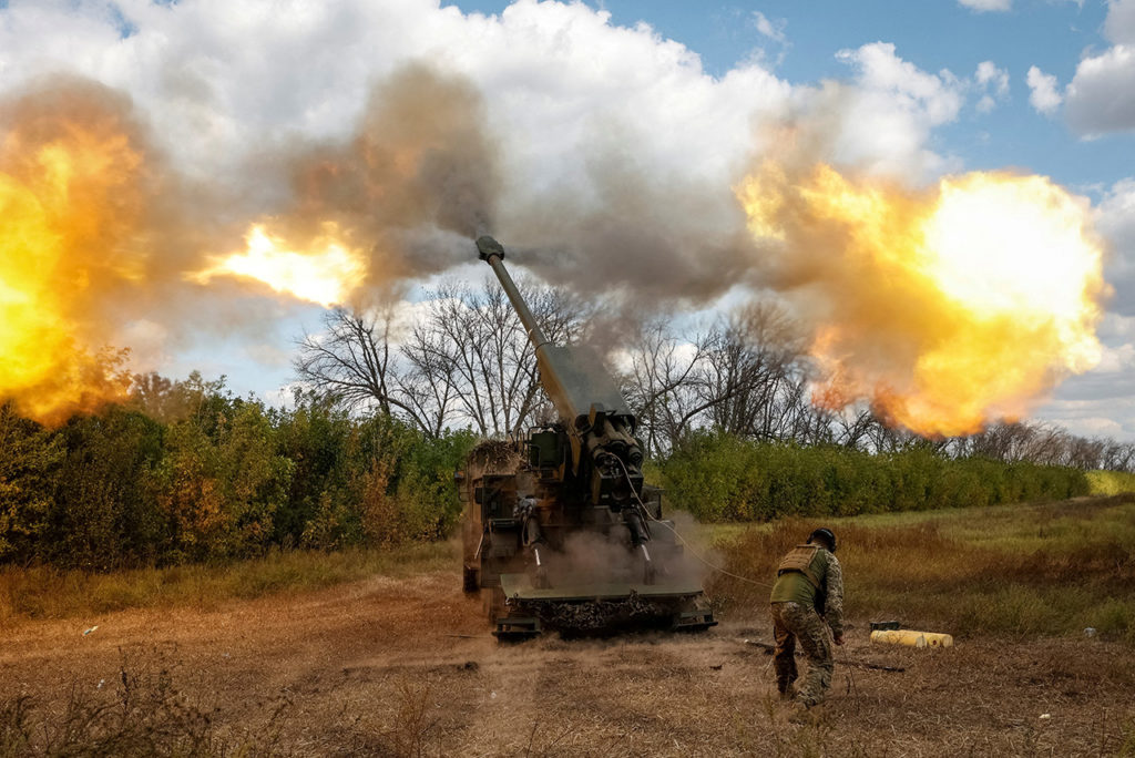 Украинский военнослужащий стреляет из самоходной гаубицы в сторону российских войск в Донецкой области, 13 сентября 2023 года. 