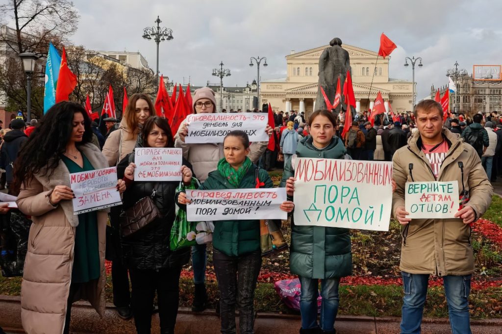 В качестве протеста родственники мобилизованных участвовали в митинге КПРФ, возлагали цветы к могиле неизвестного солдата и приходили в предвыборные штабы Путина. Война в Украине