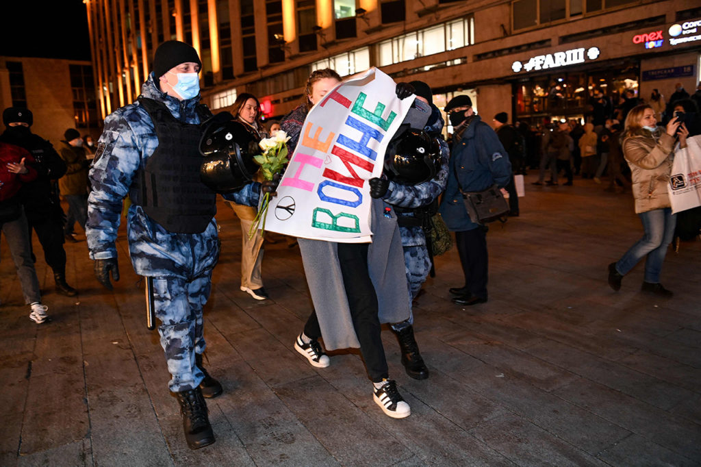 Антивоенные акции протеста в Москве в первый день полномасштабной войны: полицейские задерживают протестующих, 24 февраля 2022 года. 