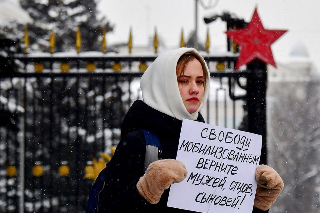 После объявления частичной мобилизации родственники военнослужащих начали выходить в пикеты и участвовать в митингах с требованиями демобилизации. На фото женщина с пикетом перед зданием Министерства обороны РФ в Москве, 6 января 2023 года. Война в Украине