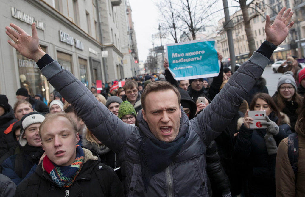 В марте 2017 года Алексей Навальный выпустил фильм-расследование про недвижимость бывшего президента России Дмитрия Медведева. Вскоре после публикации Навальный призвал сторонников выйти «погулять» в центре Москвы 26 марта (фото слева: Евгений Фельдман / кампания Навального / Anadolu Agency / Vida Press). После отказа в регистрации кандидатом на президентских выборах Навальный организовал акцию «Забастовка избирателей»