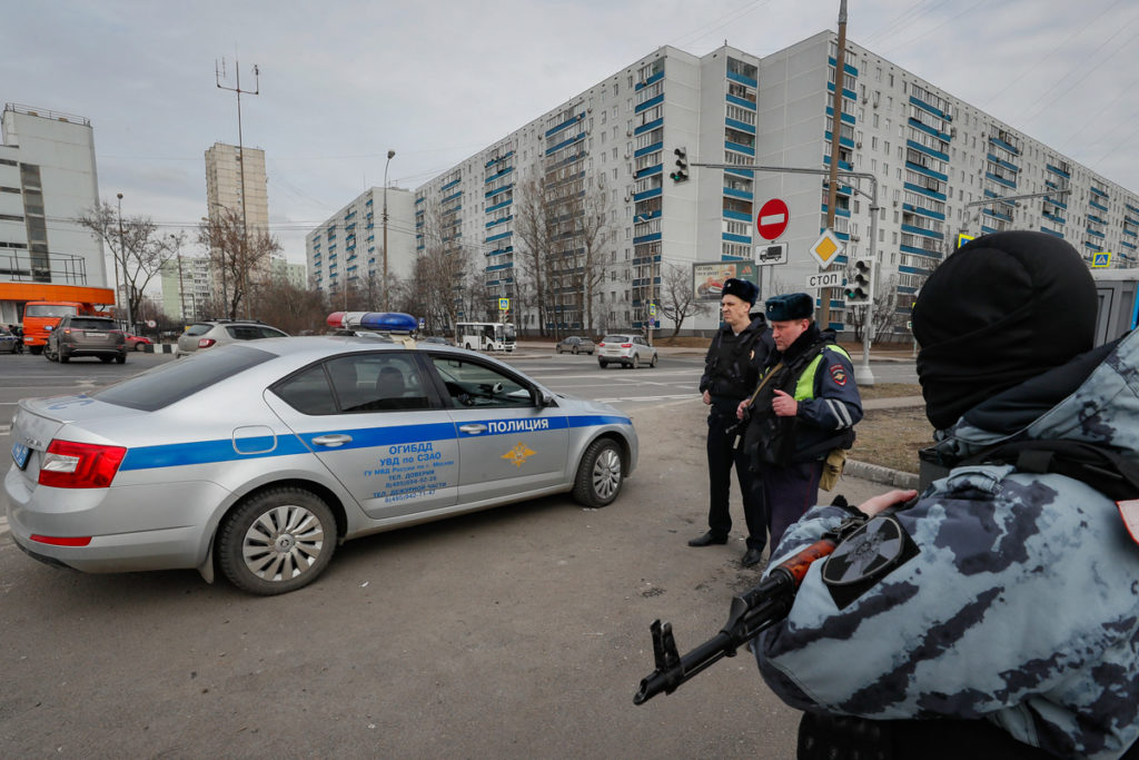 Сотрудники полиции патрулируют улицу после теракта в концертном зале «Крокус Сити Холл» в Подмосквье, 26 марта 2024 года.