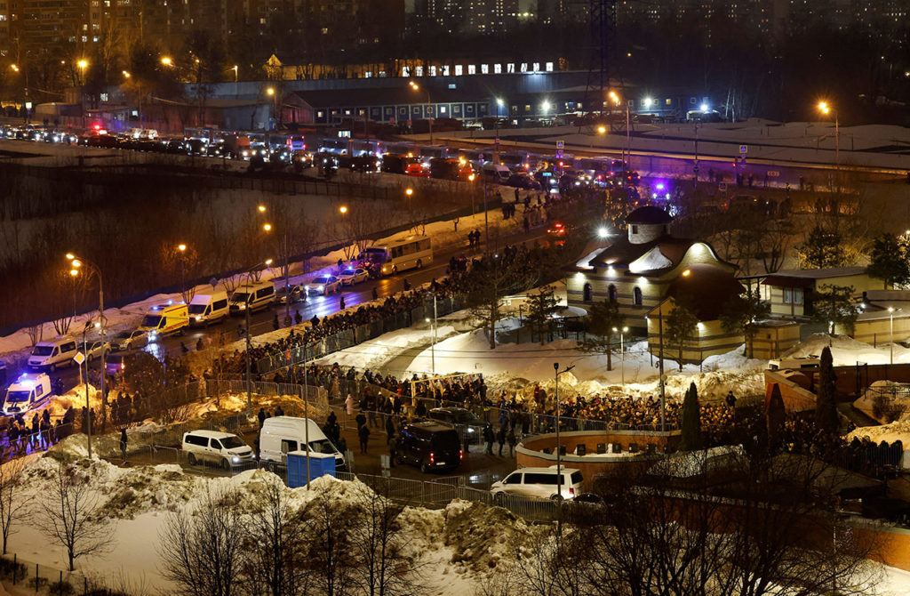 Многокилометровые очереди из желающих попрощаться с Алексеем