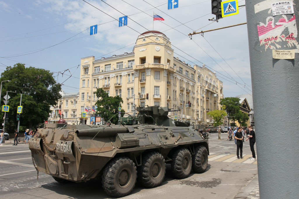 Бронетехника ЧВК «Вагнер» перед штабом Южного военного округа России в Ростове-на-Дону, 24 июня 2023 года