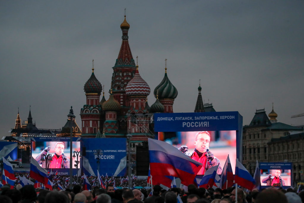 Актер Иван Охлобыстин на экранах с надписями «Донецк, Луганск, Запорожье, Херсон, Россия» и «С Россией навсегда!» во время выступления на Красной площади в Москве