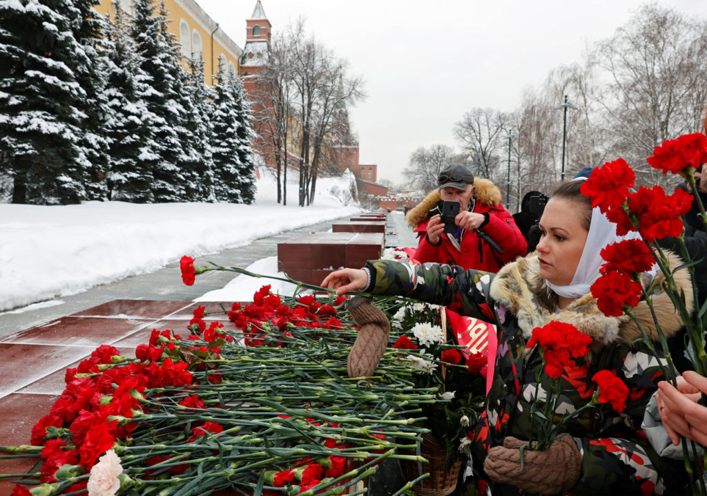 Мария Андреева возлагает цветы на могилу неизвестного солдата у московского Кремля